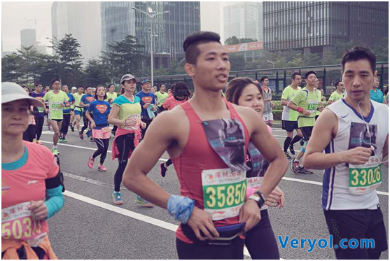 2015深圳国际马拉松收官 刷刷手环成选手标配(图3)