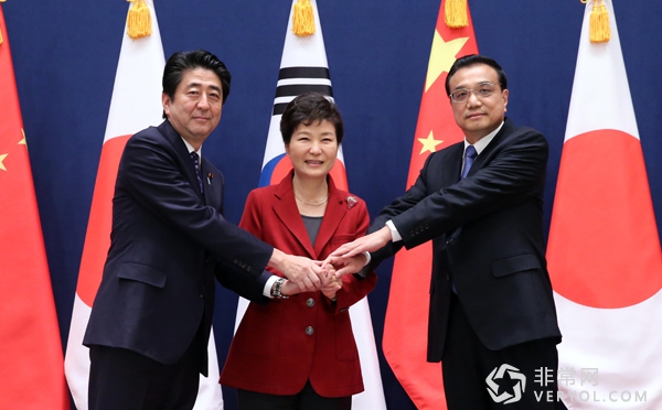 亚太日报评出2015年亚太十大新闻(图8) 7中日韩领导人会议时隔三年重启.jpg