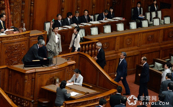 亚太日报评出2015年亚太十大新闻(图2) 1日本强行通过安保法案.jpg