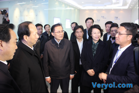 江苏省代省长石泰峰等领导一行视察华东江苏大数据交易中心(图1) 江苏省代省长石泰峰等领导一行视察华东江苏大数据交易中心(图1)