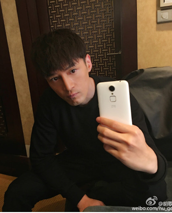 胡歌微博秀自拍 男神迷上国民指纹手机(图3) 胡歌微博秀自拍 男神迷上国民指纹手机(图3)