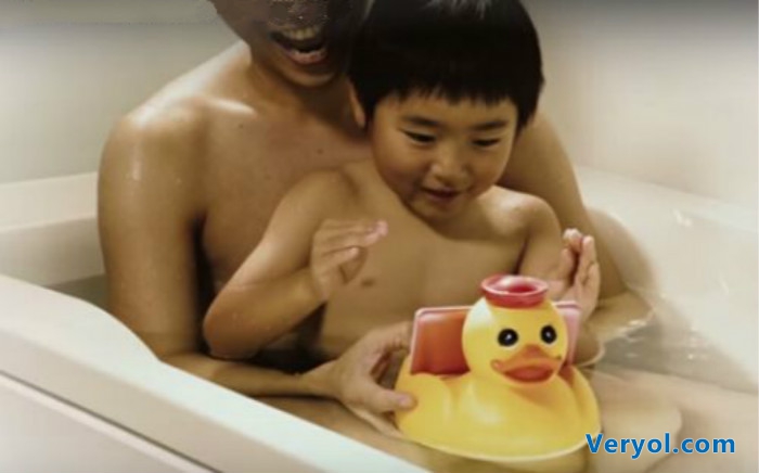 手机屏幕脏了?加点洗手液!可水洗手机惊呆小伙伴!(图2) _2