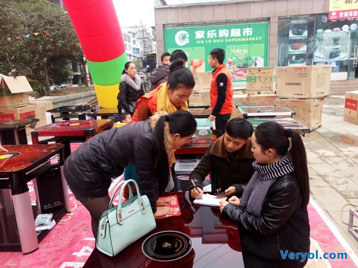 纳雍:飞奔网首届炉火节第一天劲销十万元(图2) 1.jpg