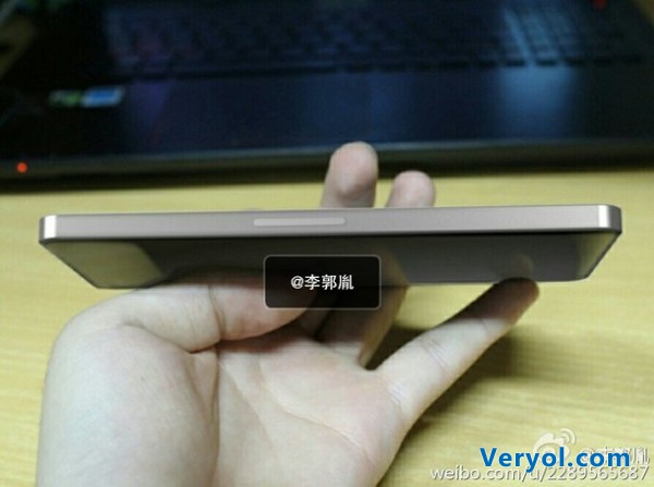 锤子T2真机照曝光!天线信号条消失(图1) 66deba63d561377.jpg_600x600