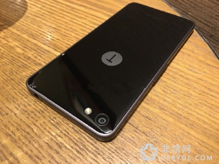 锤子T2奇特亮相,竟是网友捡到曝光(图1) T2