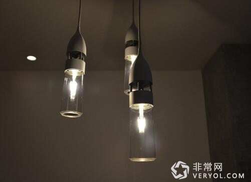 巨贵!索尼下月发售“照明+扬声器”结合体新品(图1) 1