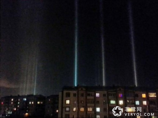 俄罗斯夜空现神秘光柱,居民误以为外星人入侵(图1) 俄罗斯夜空现神秘光柱,居民误以为外星人入侵(图1)