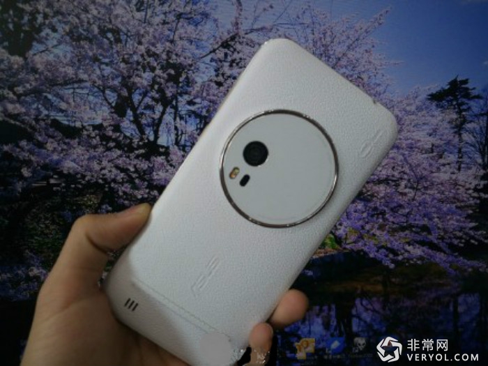 CES 2016华硕携新品来袭!鹰眼ZenFone Zoom“丑”爆了!(图1) _2