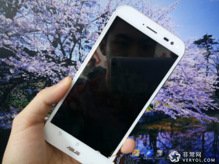 CES 2016华硕携新品来袭!鹰眼ZenFone Zoom“丑”爆了!(图2) _3