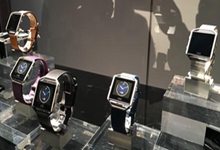 新一代的智能手表Fibit blaze 延续方型表盘的设计