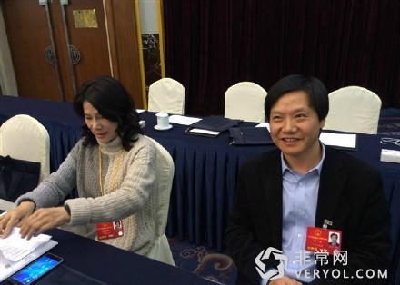 董明珠雷军两会重逢 相谈甚欢重提10亿赌约(图2) 2