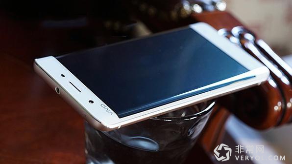 vivo董事长落水遭吐槽 Xplay5到底值不值?(图5) vivo董事长落水遭吐槽 Xplay5到底值不值?(图5)