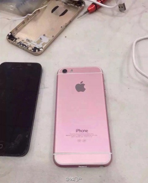 iPhone SE惊人真机谍照再曝光:电源键在顶部(图1) 6215cf24gw1f1jhm4ey2lj20go0kigng