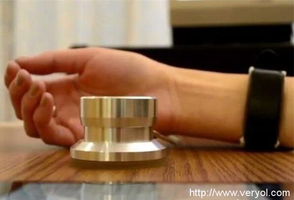 智能手环新功能赢大奖 是要抢酒精检测仪的饭碗?(图1) 1