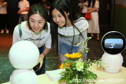 小忆机器人惊艳首发 360商城上线首日订单破百(图3) 小忆机器人惊艳首发 360商城上线首日订单破百(图3)