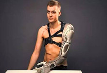 英国游戏公司为一小伙做出3D打印手臂