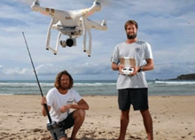 会玩！歪果仁竟用无人机钓到了条大鱼