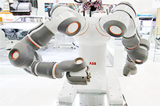 高度接近人手！全球首款双臂机器人亮相武汉