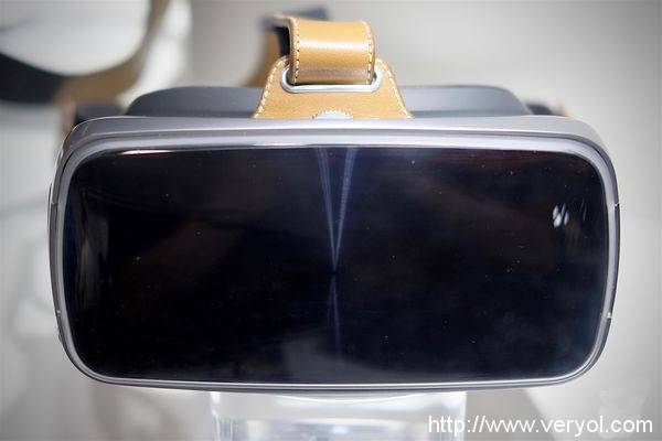 华硕这是要进军VR的节奏?在台北电脑展展示VR头显(图2) de55d5c6bd15426