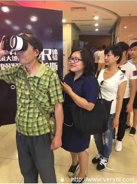 暴风携手雷霆世纪开启魔幻VR体验厅 魔兽迷尝鲜“飞跃”暴风城(图5) 暴风携手雷霆世纪开启魔幻VR体验厅 魔兽迷尝鲜“飞跃”暴风城(图5)