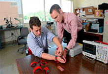 腕带和胸贴搭配起来才更好 能在哮喘病发之前发出警告