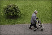 助行器变身“知心大姐” 可识别情绪判断路况