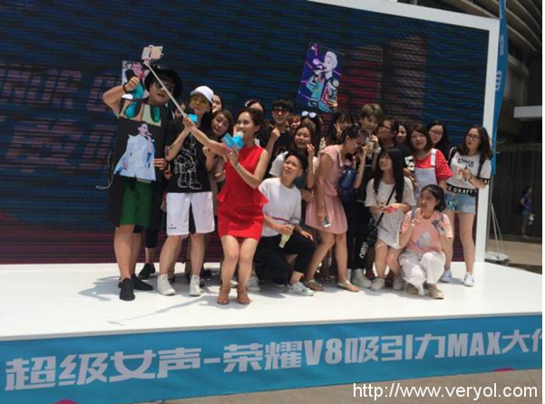 冲出国际 荣耀助阵超女登上纽约LED大屏幕(图2)