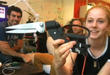 太会玩了！歪果仁竟用无人机剪头发