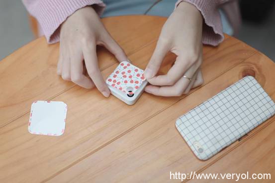 腾讯Qlippie评测,首款能直播的摄像机(图3) 说明: 贴上贴纸