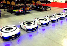 多款“快递”机器人亮相智慧物流峰会