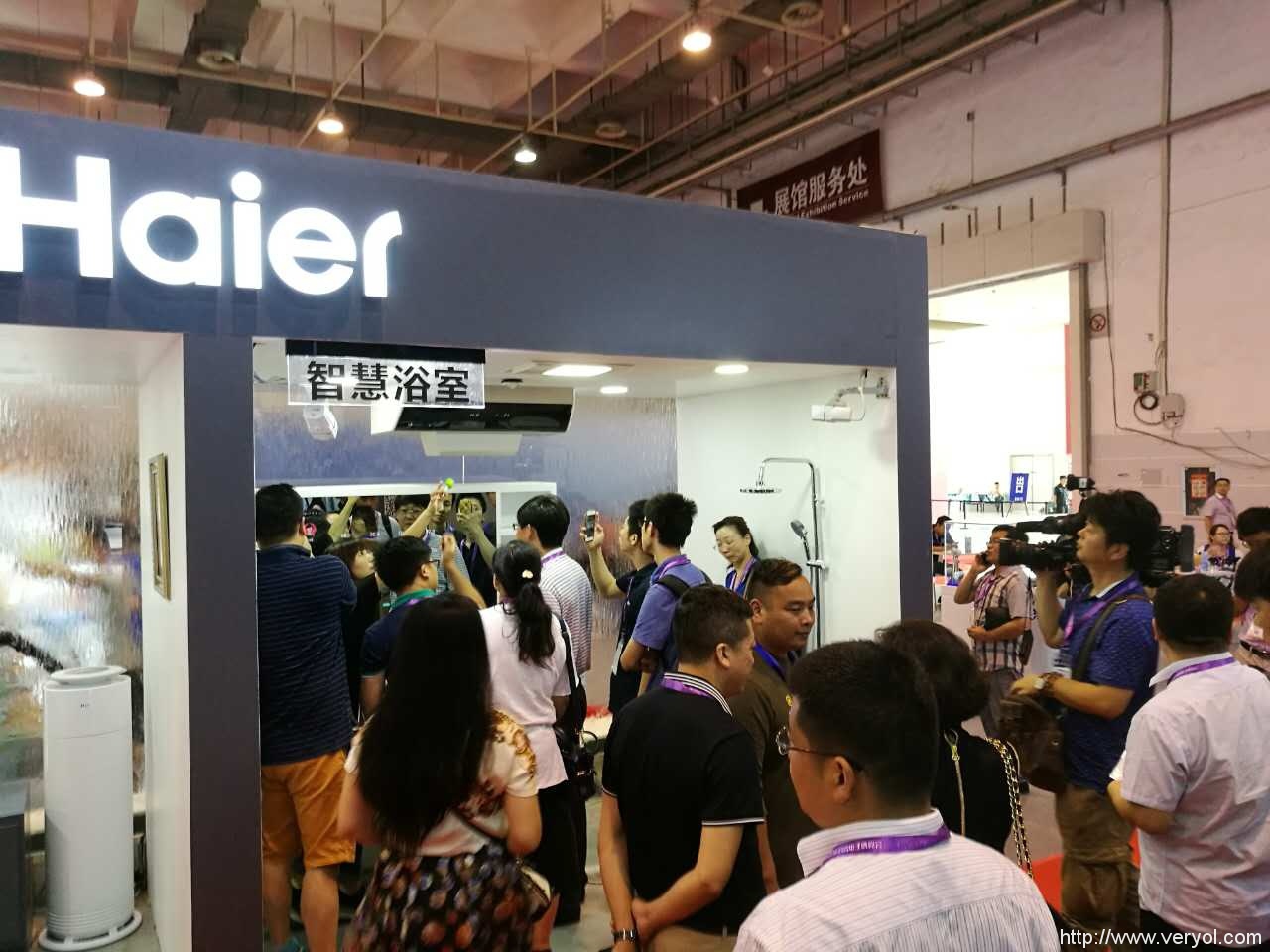 青博会现场直击:海尔展区人气爆棚智慧生态圈成行业母本(图1) 青博会现场直击:海尔展区人气爆棚智慧生态圈成行业母本(图1)