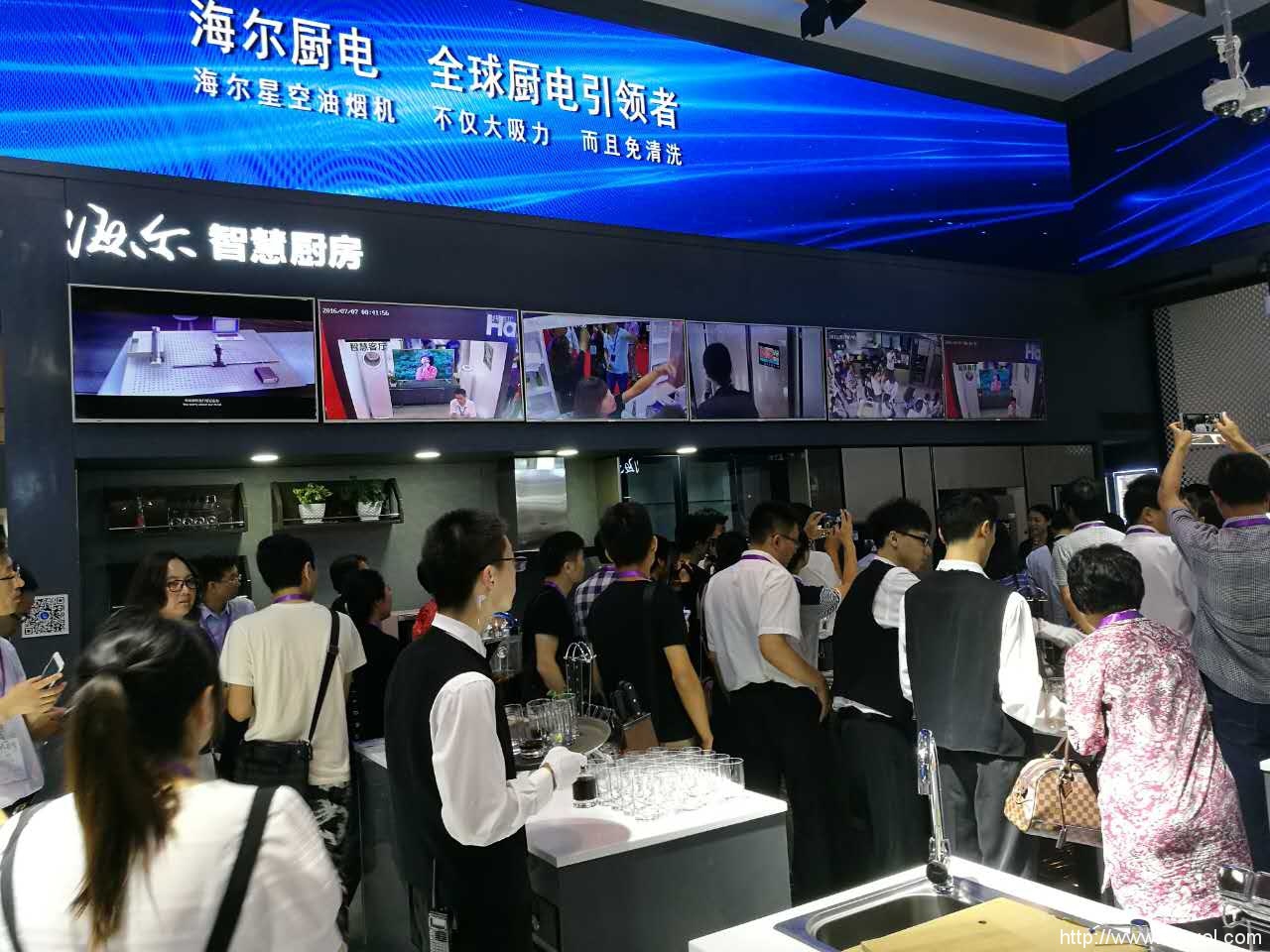 青博会现场直击:海尔展区人气爆棚智慧生态圈成行业母本(图2) 青博会现场直击:海尔展区人气爆棚智慧生态圈成行业母本(图2)