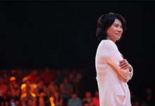 董阿姨破天荒直播首秀！全程收礼一改霸气脸！