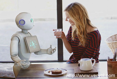 补充服务业劳力，新加坡机器人上岗