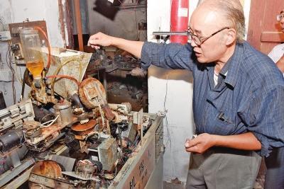 耗时三年,这个洛阳老人发明了打烧饼机器人(图1) b11