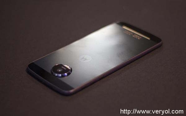 是的,联想Moto Z发布会提前曝光了iPhone 7(图2) ba20003095e29bd7808