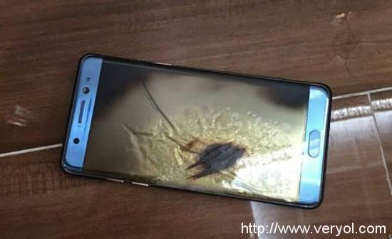 国内用户注意了:首起国行三星Galaxy Note7电池爆炸!(图4) 国内用户注意了:首起国行三星Galaxy Note7电池爆炸!(图4)