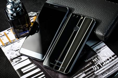 荣耀极光派对耀眼而来荣耀8 9月6日再度开售(图4) 说明: 172.16.3.100prTMT-华为终端16-荣耀F-产品资料-图赏图赏-幻夜黑-客户实拍-0829<img title=