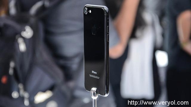 Note7之后苹果iPhone7又爆炸了:同样是烧了一辆车!(图3) Note7之后苹果iPhone7又爆炸了:同样是烧了一辆车!(图3)