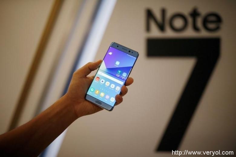 A model poses for photographs with a Galaxy Note 7 new smartphone during its launching ceremony in Seoul, South Korea, August 11, 2016. REUTERS/Kim Hong-Ji/File Photo