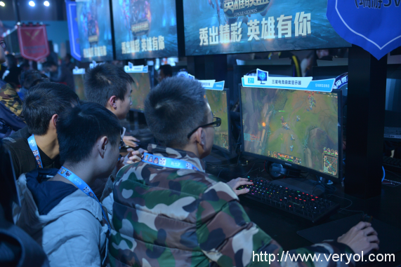 颜控粉丝尖叫吧!TGC三星显示器与李心艾互撩给你好看(图4) 4