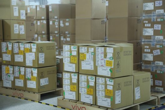vivo芯片仓库曝光 自研芯片或已进入大规模量产阶段(图2) 商店外的盒子低可信度描述已自动生成