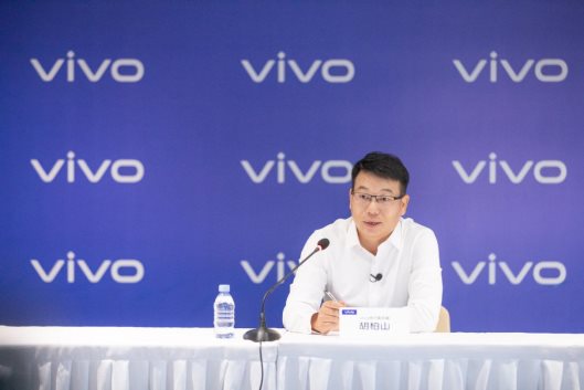 vivo释放玻璃镜片预热海报 X70系列带来光学器件新突破(图5)