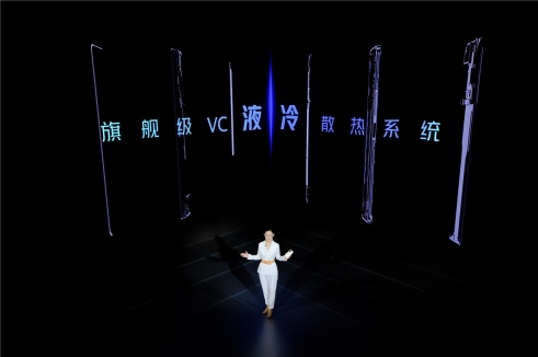 图片包含 室内, 黑暗, 房间, 男人描述已自动生成