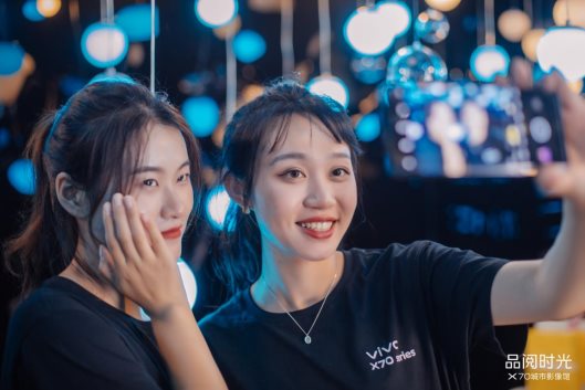图片包含 人, 年轻, 站, 桌子描述已自动生成
