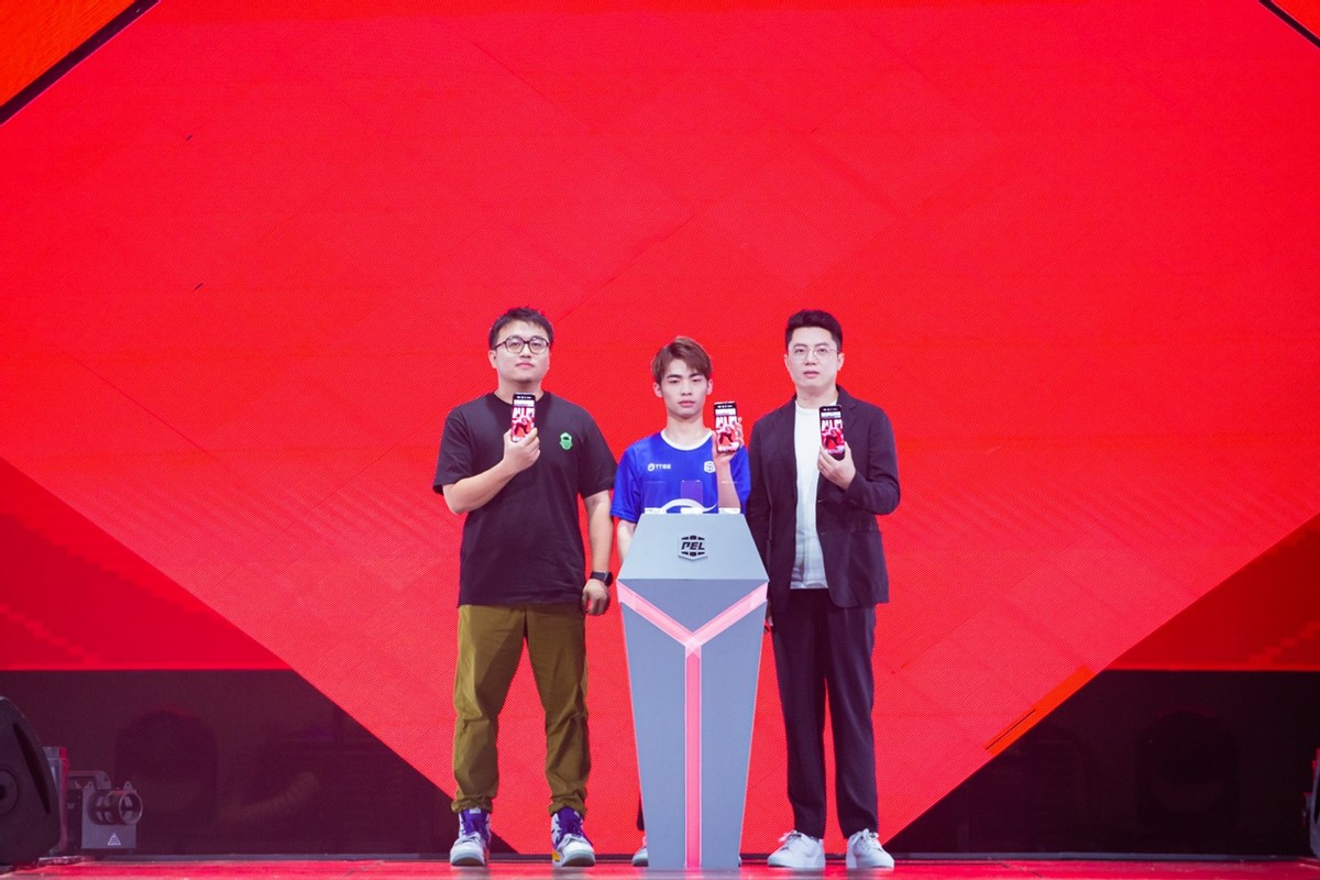 一加 Ace Pro 亮相PEL夏决赛 一加中国区总裁李杰现身颁奖(图2)