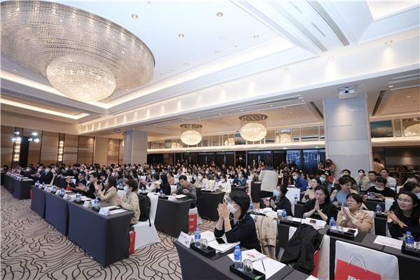 以创新引领变革，2022大型企业财务数智化创新峰会盛放申城(图1)