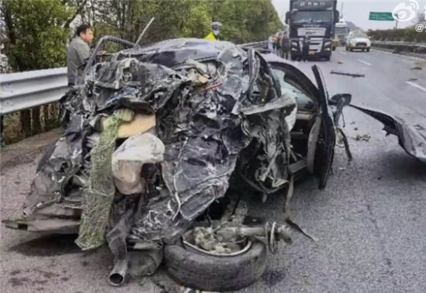 高速公路“见缝插针”超车 一轿车被大货车撞报废：还需负全责