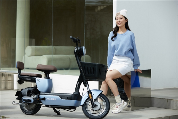 爱玛电动车可酷2023，以全新科技，延续十年经典车型(图1)