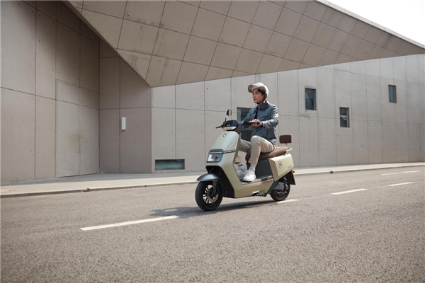 爱玛电动车：精彩开学季，爱玛指挥官2023、指挥官Pro真实续航助力出行(图3)